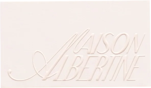 Carte de visite rose pâle, logo Maison Albertine en relief