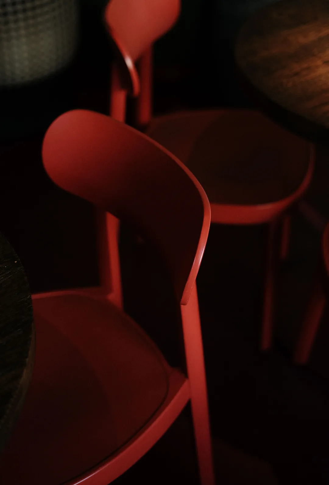 Chaises rouges dans la pénombre d’un restaurant