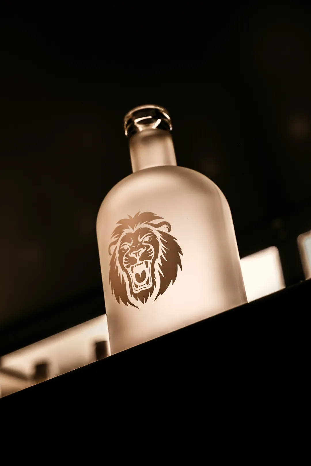 Carafe givrée gravée d’une tête de lion