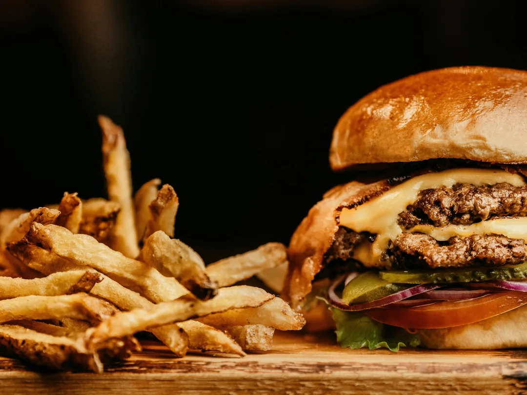 Burger et frites du Lion, logo Le Lion Hôtel · Bar · Brasserie en surimpression