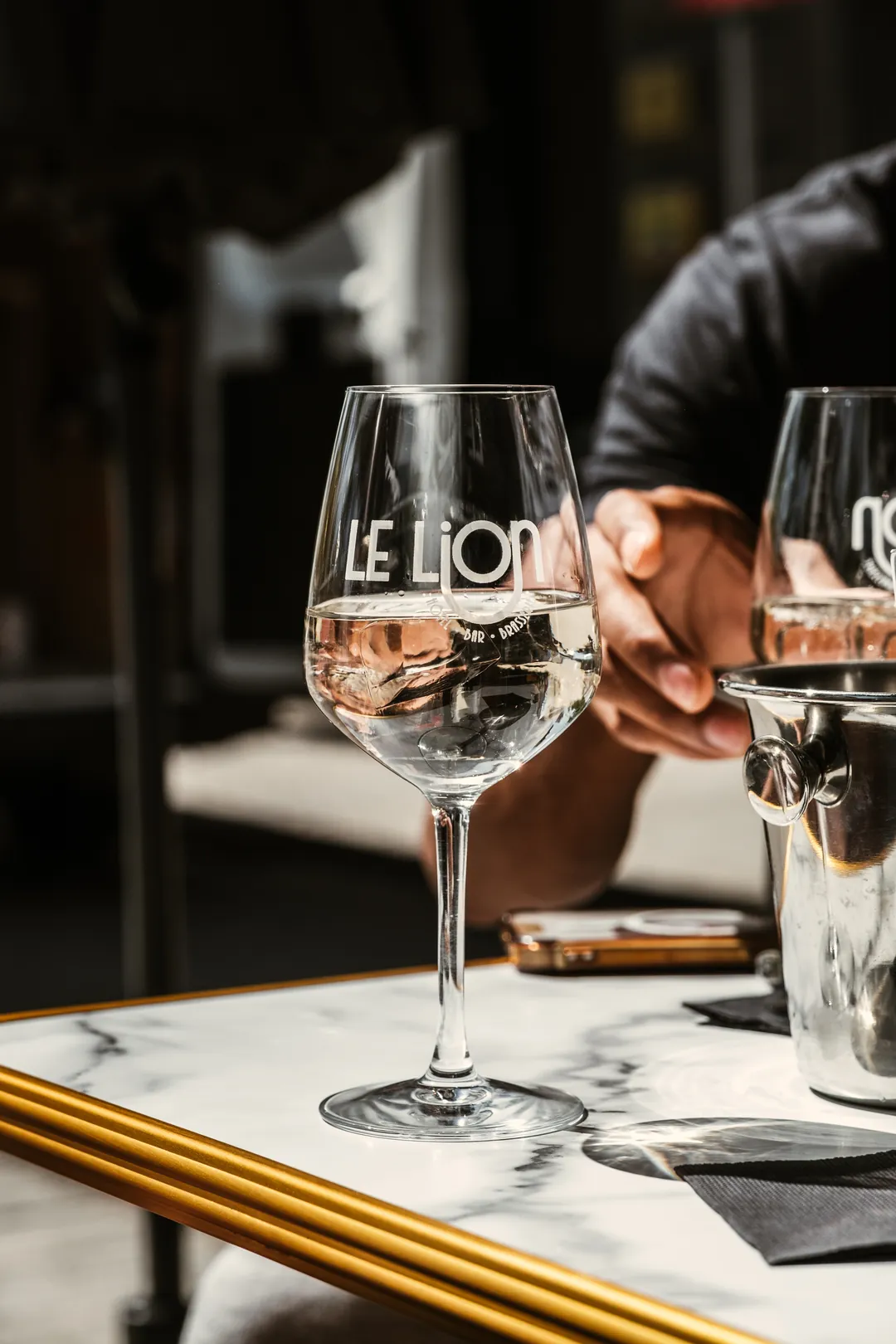 Verre de vin gravé Le Lion sur une table en marbre